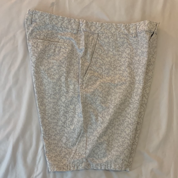 Gently Used Old Navy flat front flower print shorts Men’s waist size 40 - Picture 4 of 6